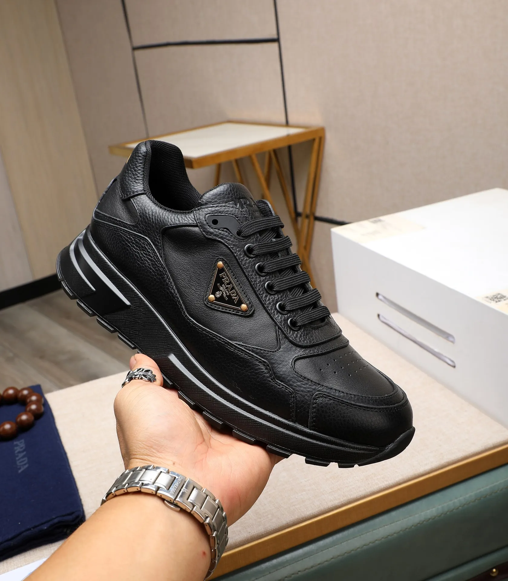 Men's shoes 💰580 high version official website popular models are on the market, 🆘 trendy brand (Prada) mainly promotes popular models, avant-garde and versatile fashionable men's shoes private version mold opening, cowhide surface splicing 1:1 replica... fashionable and simple, original imported cowhide lining cowhide feet; the atmosphere and personality are more fashionable, eye-catching and pursuing class. It will subvert the old idea and be a must-have for fashion trendsetters with you! Must keep it for yourself! Tall and comfortable, large and low, high-end quality workmanship. Size: 38-45; 3️⃣colors available.